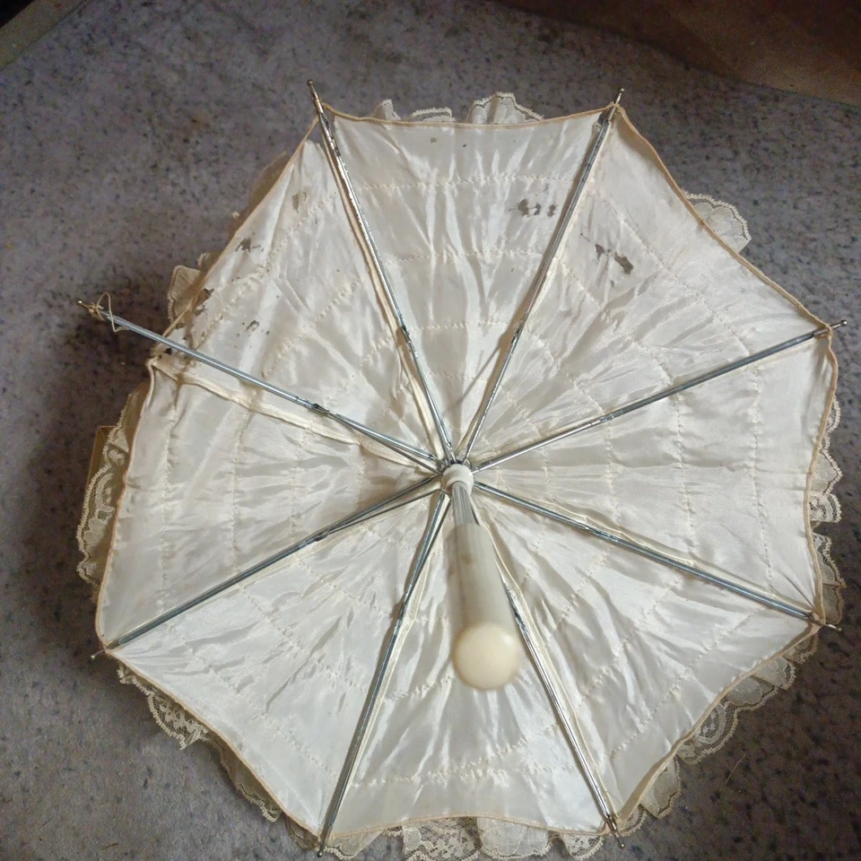 Paraguas de encaje blanco de 16" en muy buen estado - tal cual - boda novia elegante - con caja Foto 4 de 4