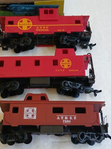 HO scale cabooses and spotlight car - Picture 4 of 7