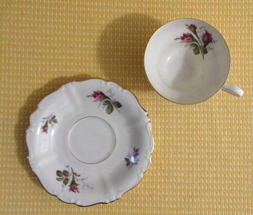 Rosenthal Moss Rose Pompadour Ivory Footed Tea Cup and Saucer Set - EXCELLENT - Picture 2 of 3