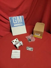 NOS GM  RIGHT SIDE DOOR HINGE KIT  19120832