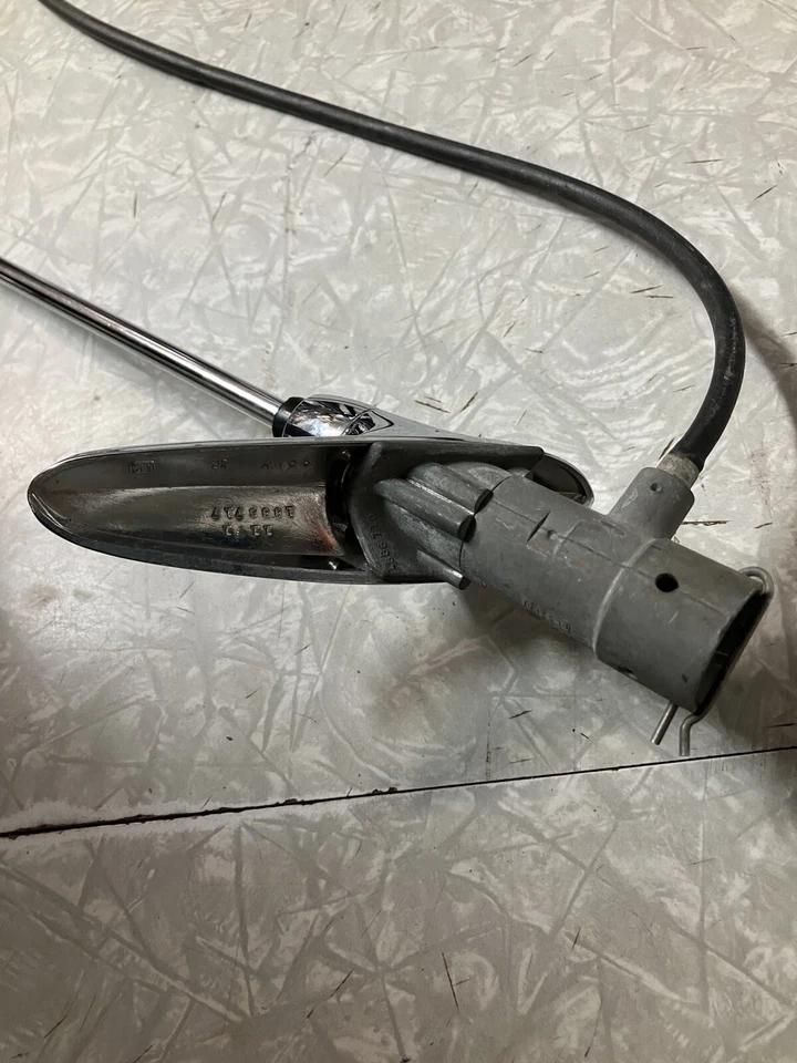 Chevrolet Impala 1961 1962 antena trasera Foto 4 de 4