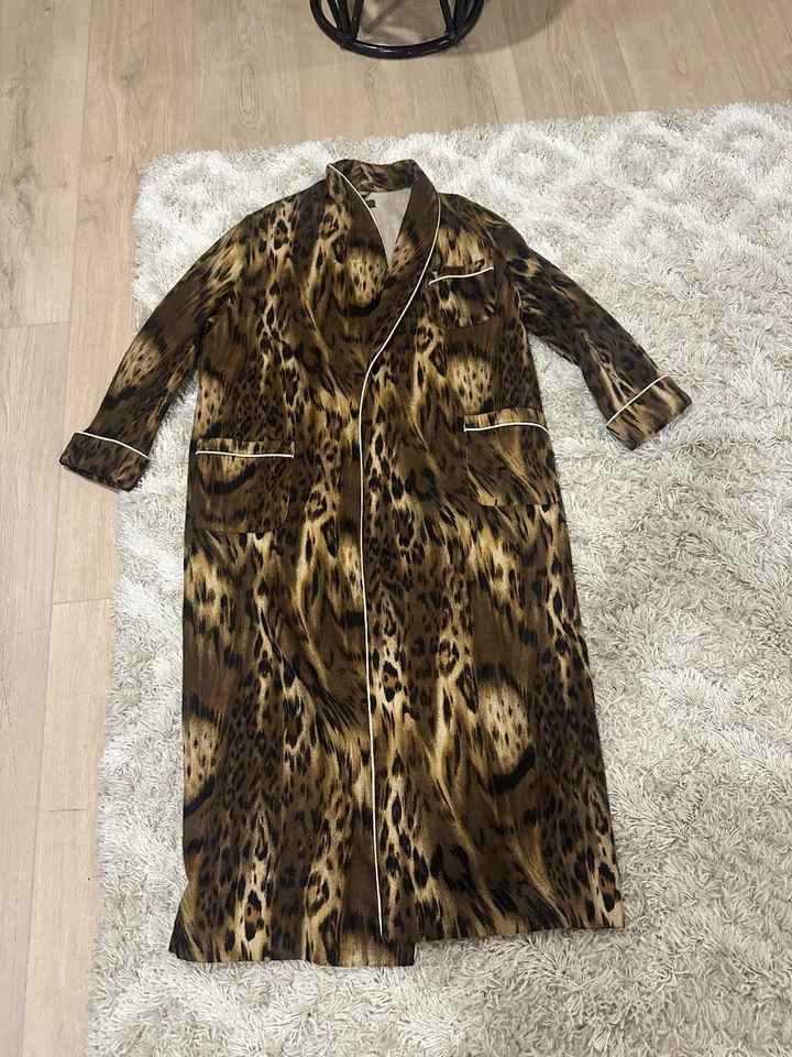 Bata Loro Piana Hecha en Italia 100% Cachemira “Babydoll” Talla M Estampado Leopardo Foto 2 de 4