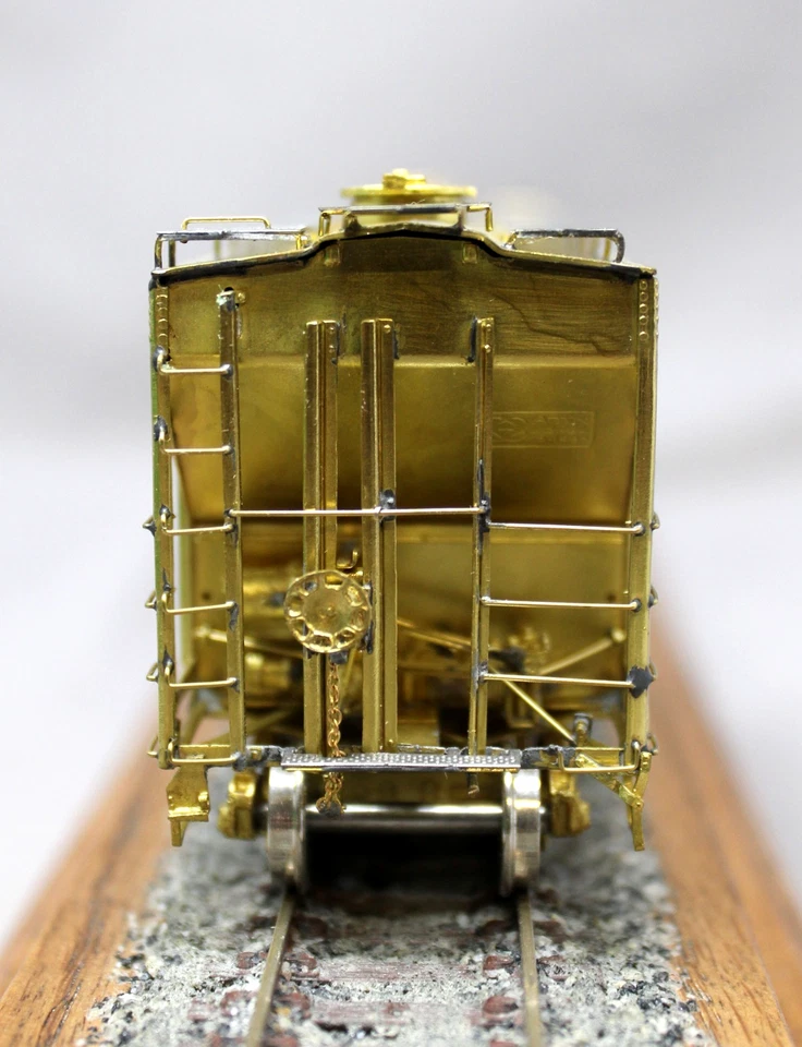 OVERLAND MODELS OMI "RARE" BRASS ATSF Undecorated PS 2-Bay Covered Hopper, C10 - Image 4 of 4