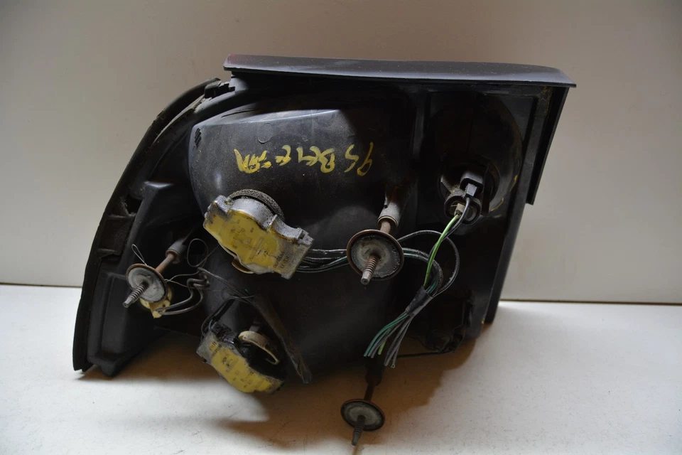 CHEVROLET BERETTA 1989-1996 LUZ TRASERA LADO PASAJERO DERECHO OEM, 166-01618 Foto 3 de 4