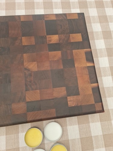 *****SALE**** XL Solid Walnut End Grain Chopping Board With Solid BRASS Feet - Picture 8 of 14