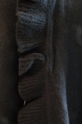 Pretty Cullen Cashmere Ruffle "V" Wrap - Nero - Nuovo con etichette - $400 - Foto 3 di 6