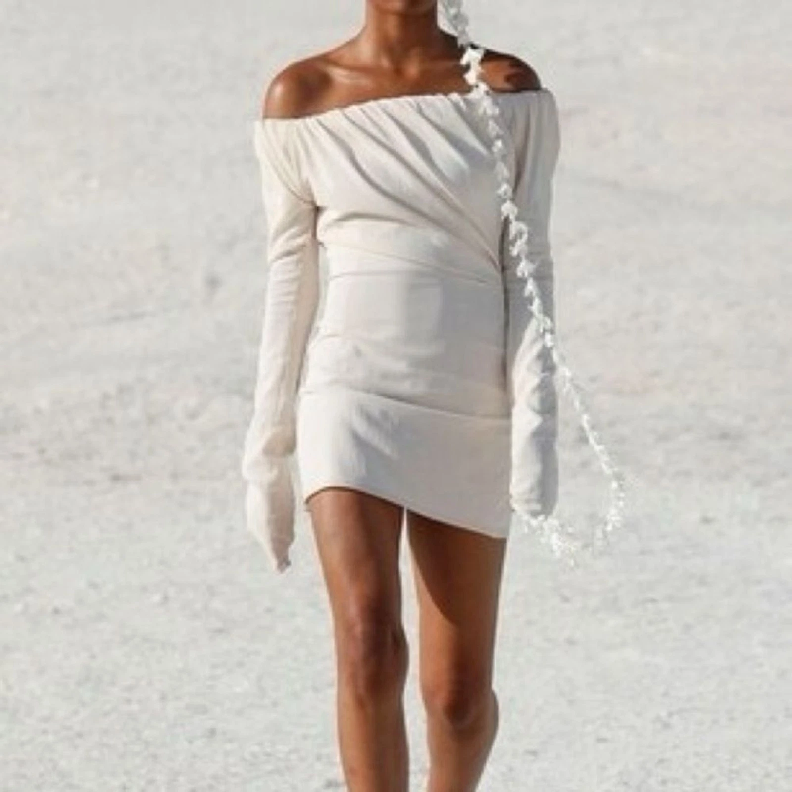 Abito Jacquemus The Biasi Le Paper in bianco sporco visto su Emily a Parigi 36