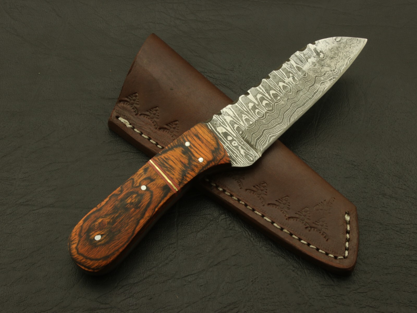 Unique Custom Handmade Classical Pattern Damascus Steel Hunting/Skinning Knife