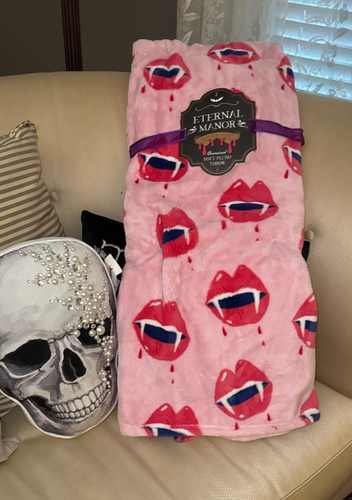 Eternal Manor "Stay for a Bite" COLMILLO 60"x70" Gran Tamaño Peluche Suave Lanzamiento Vampiro