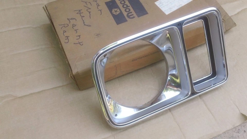  Nuevo de Lote Antiguo MoPar 1975 1976 1977 Plymouth Gran Fury lado derecho FARO BISEL 3781022 Foto 2 de 4