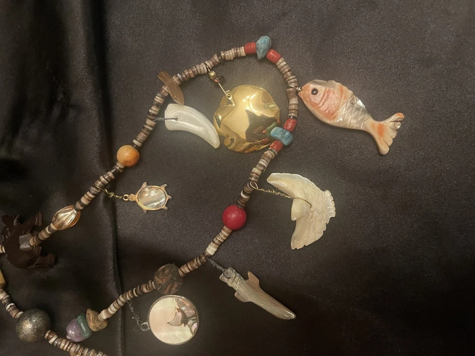 Collar Tesoro Fetiche con Turquesa, Madera, Concha, Vidrio y Metal Foto 2 de 4