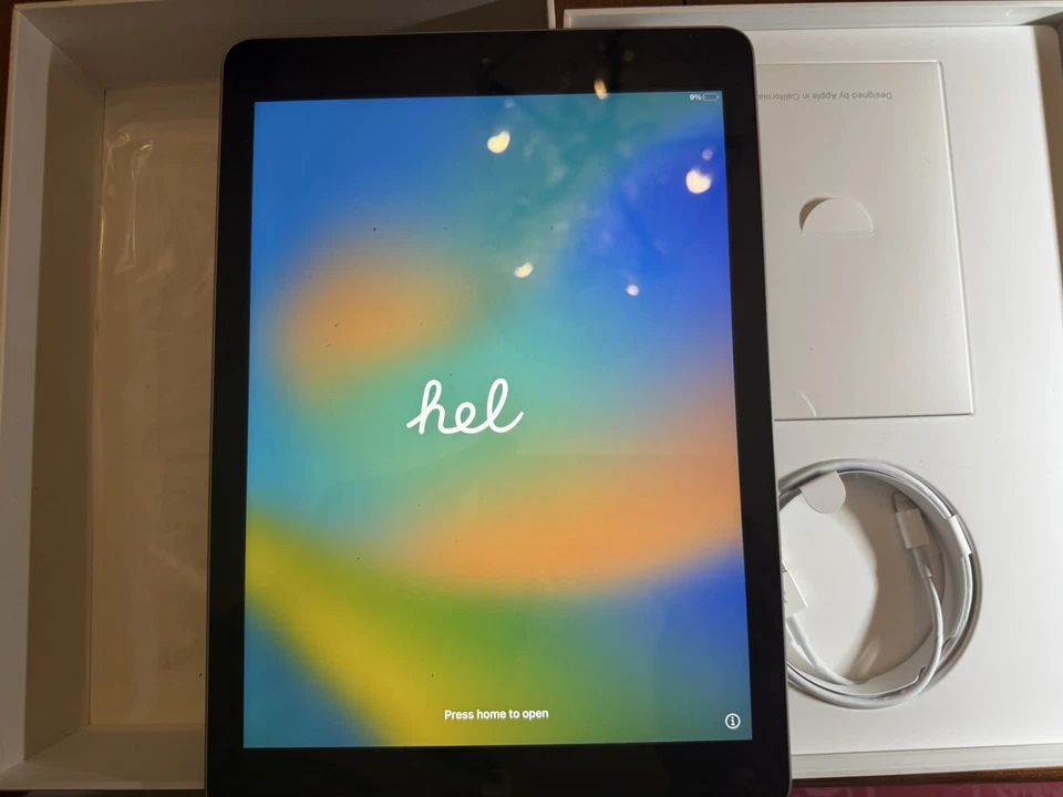 Apple iPad (5th generation) · 32GB · Wi-Fi