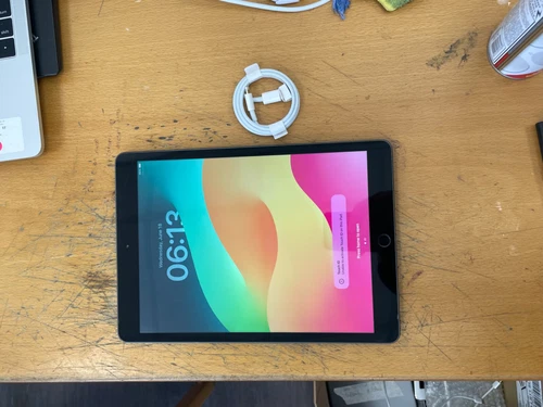 Apple iPad 8th Gen. 32GB, Wi-Fi, 10.2 in - Space Grey ,Spares/ Repair (SF08)