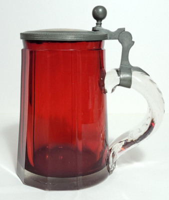 Böhmischer Rubinglastanker, Deckel bemalt mit Pferd und Jockey. 16 cm hoch
