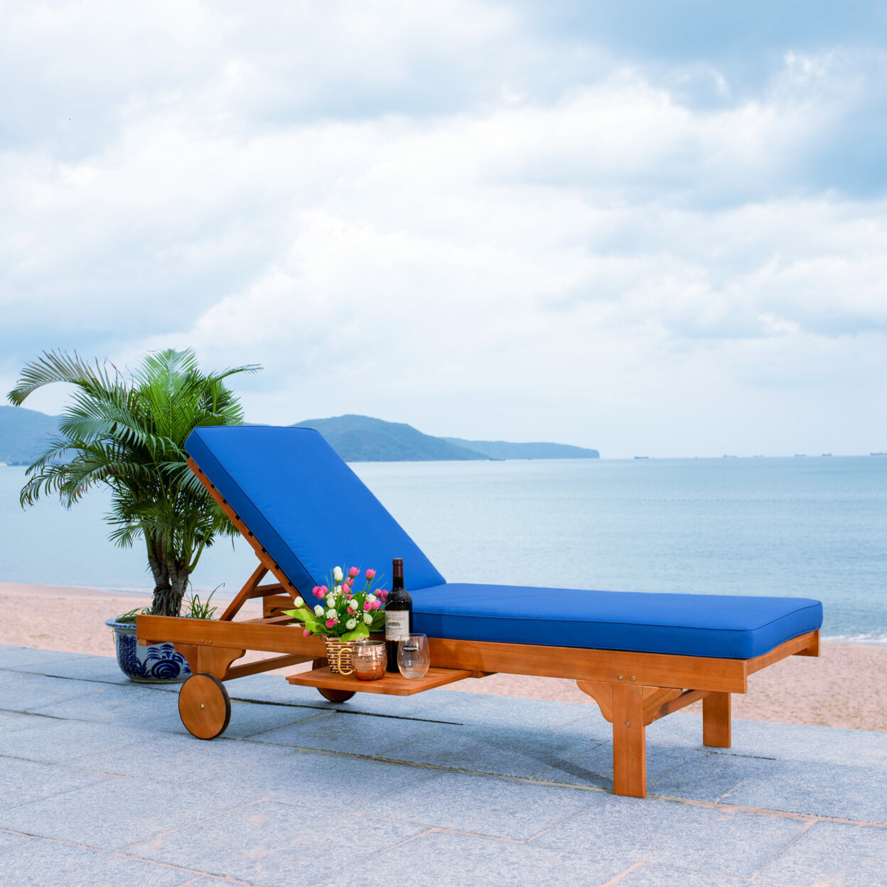 SAFAVIEH Outdoor Collection Newport Chaise Chair & Side Table | Natural/Royal