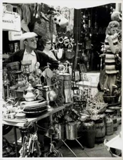 1970 Press Photo Vendor at his booth in Madrid's flea market, Spain - kfx56064