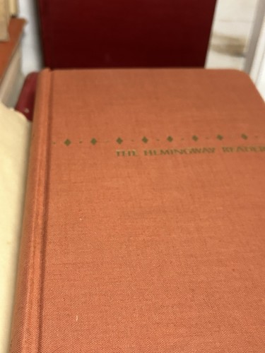 5 Vintage Old Worn book lot Red Gold Maroon Decor Shelf Prop Staging Hemmingway - Foto 8 di 20