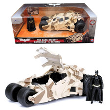 MODELLINO BATMOBILE CAMOUFLAGE 1:24 CON FIGURA IN METALLO BATMAN DA COLLEZIONE