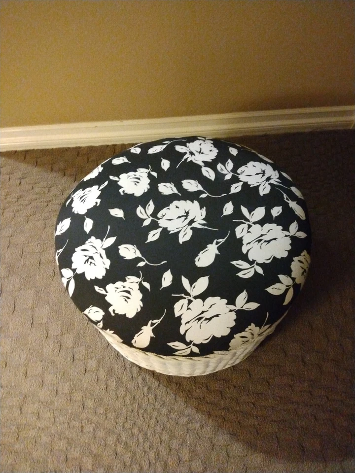 Asiento otomano vintage de mimbre de bambú blanco y negro rosa decoración reposapiés Foto 2 de 4