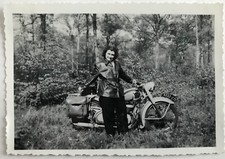 PHOTO ANCIENNE - VINTAGE SNAPSHOT - MOTO MOTOCYCLETTE PEUGEOT - MOTORBIKE WOMAN