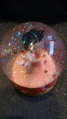 BETTY BOOP MUSICAL WATER GLOBE - Picture 9 of 10