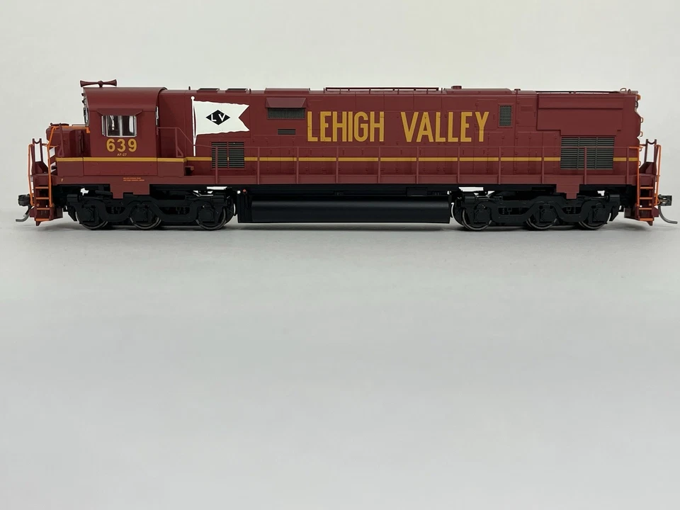 Bowser HO Scale Lehigh Valley Cornell Red #639 C-628 DC Powered - Image 3 of 4