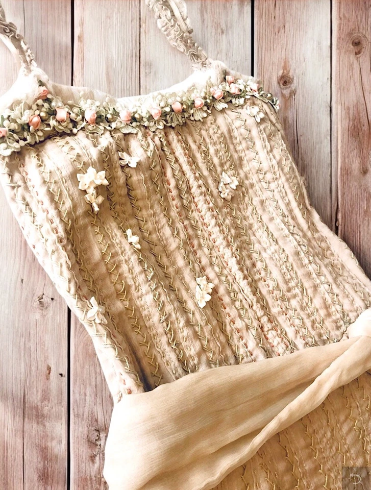 Elegante Vestido de Seda Victoriano Reciclado y Personalizado De Colección: Bordado a Mano y Bordado Foto 3 de 4