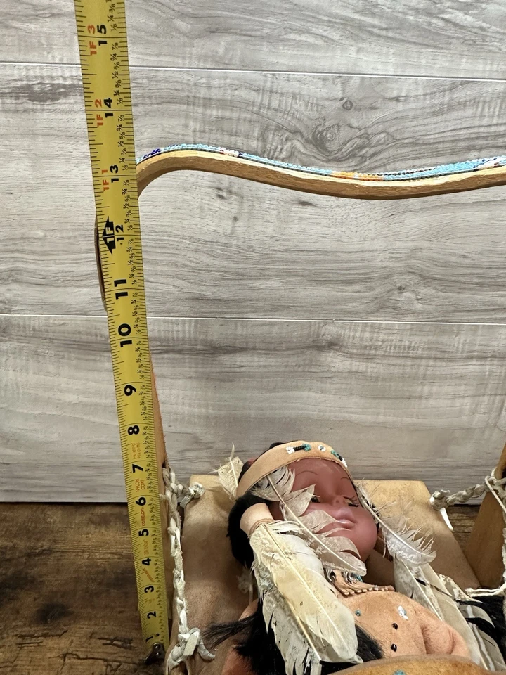 "Tablero cuna vintage Chippewa hecho a mano de madera con cuentas de 22"" por George Pine con muñeca" Foto 4 de 4