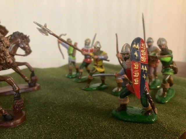  Toy Soldiers Painted Knight 7 foot and 3 mounted figures. - Image 3 of 4