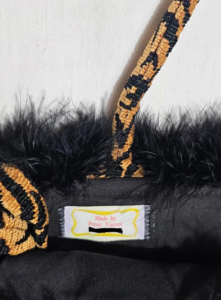 Cartera Jacquard Artesanal Estampado Animal con Acento de Boa Negra ÚNICA EN SU CLASE Foto 4 de 4