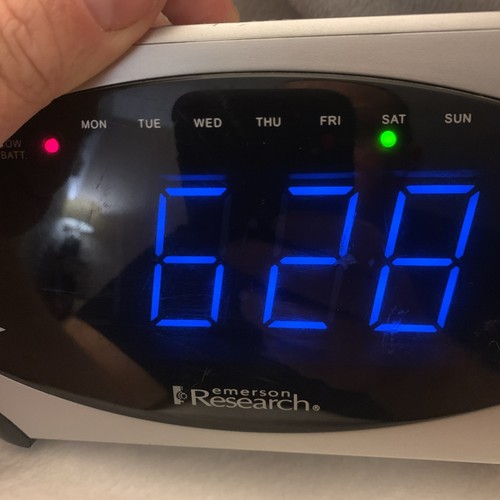 Emerson Research SmartSet AM/FM Dual Alarm Clock CKS1862 Auto Clock Set System - Picture 7 of 11