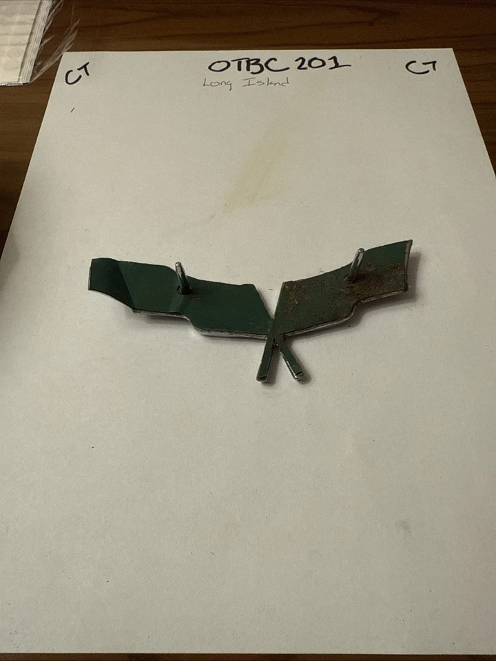 Emblema de porta de combustível Chevrolet Corvette 1979 fabricante de equipamento original 471295 COM PORCAS DE BOLOTA - Imagem 2 de 2