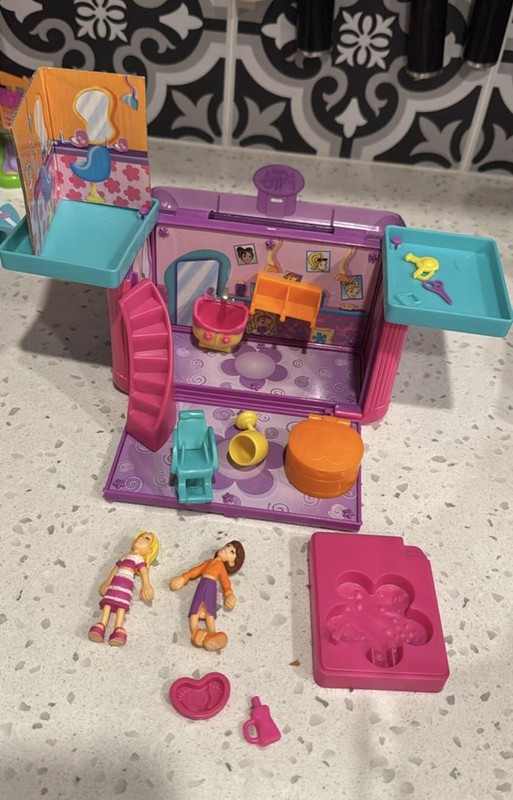 Vintage 2003 Polly Pocket magnetic Spa Day