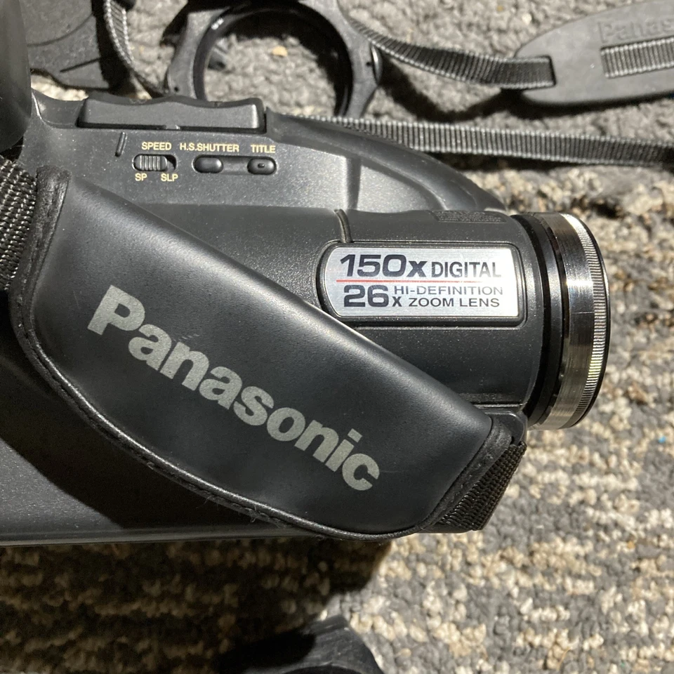 Panasonic PV-L559 Palmcorder Palmsight VHS-C Camera Camcorder W case and bats - Image 4 of 4