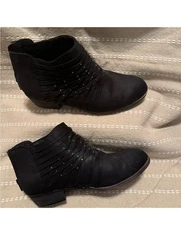 Women’s SO Black Studded Booties. So Cute For Fall 🍁🍂 Size 9