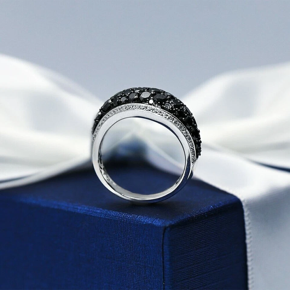 Anillo de banda para mujer con diamantes simulados negros de corte redondo de 2 quilates enchapado en oro blanco de 14 k Foto 4 de 4