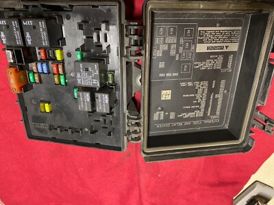 Volvo VNL Fuse Box, P/N PA66-GF14 Under Hood Driver Side Firewall