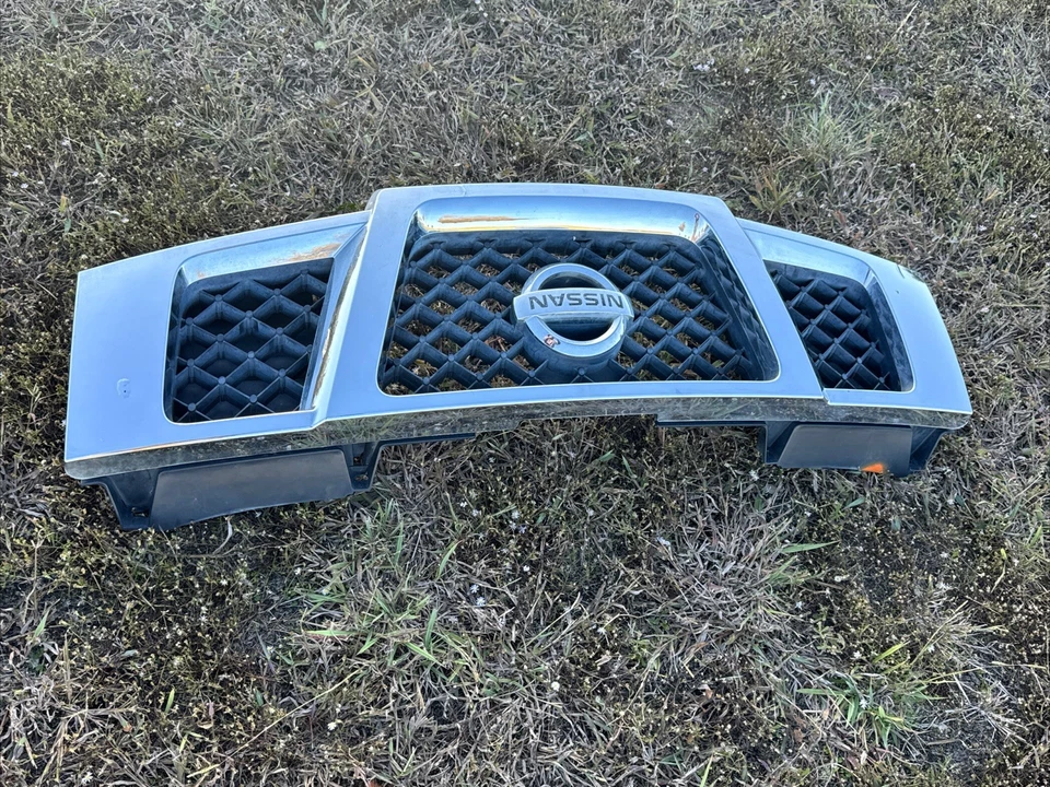 2008 - 2015 NISSAN ARMADA PARRILLA SUPERIOR DELANTERA CROMADA CON EMBLEMA 62310-ZQ30A Foto 2 de 4