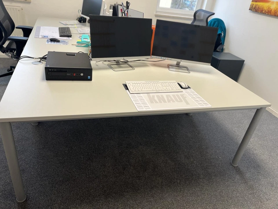 Bürotisch - grau in sehr gutem Zustand aus dem Möbelhaus PROBST Bürotische