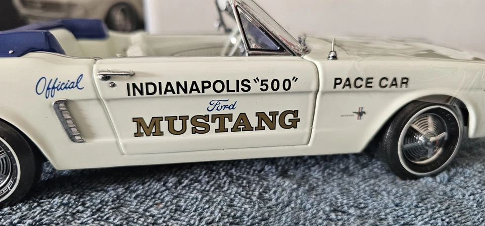Ford Mustang Indy 500 Pace Car Convertible 1:18 Diecast Par 1964 y 1994 Foto 3 de 4