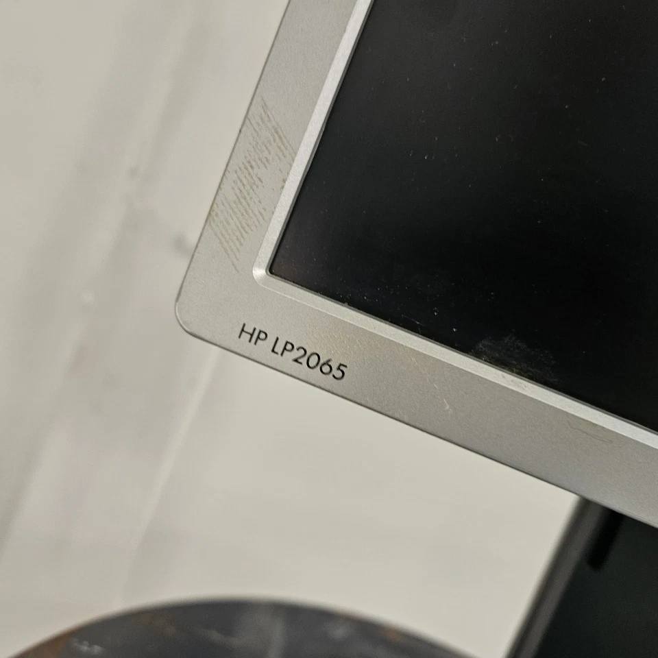 Retro HP LP2065 Monitor With Stand Base 415939-002 415995-001 - Image 3 of 4