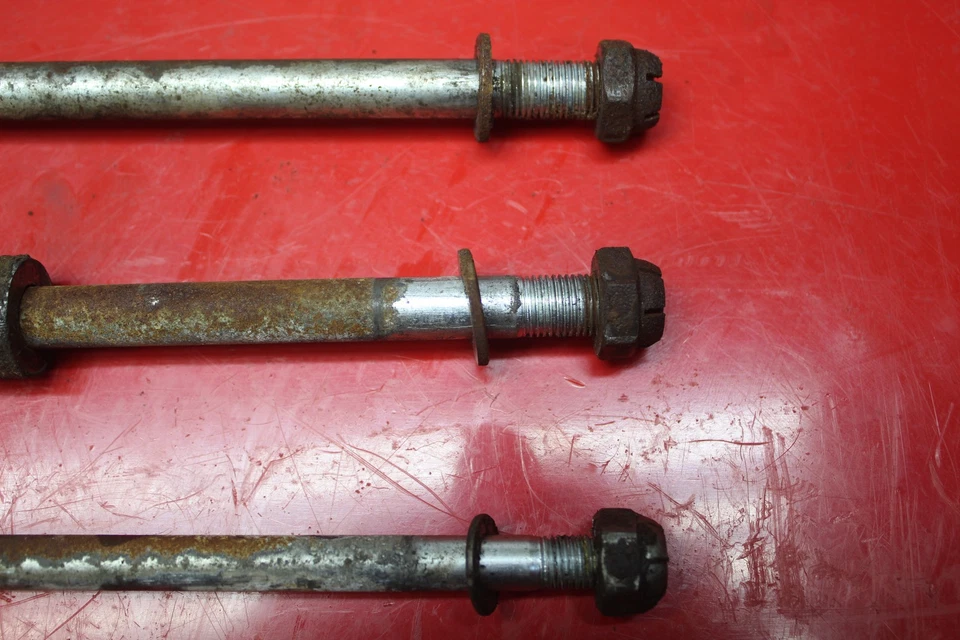 Suzuki T250 1971 pernos de montaje del motor  Foto 4 de 4