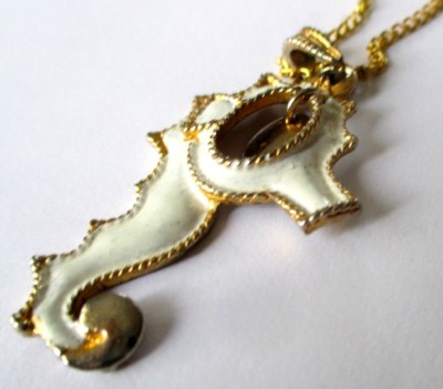 Collier Pendentif Hippocampe Plaqué Or 24 Carats Chaîne 45 cm - France