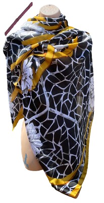 Schöner Vintage seidiger Schal Sarong Strand Halstuch Stoff kräftig schwarz weiß gold