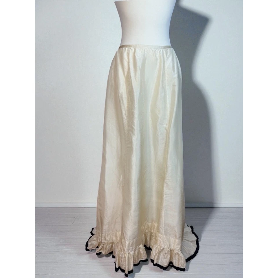 Antigua falda victoriana de seda con tren bullicio marfil negro ribete volantes enagua Foto 2 de 4