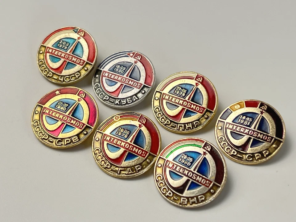 Conjunto de 7 emblemas de pinos espaciais soviéticos Intercosmos URSS Cosmonáutica anos 1970-80 - Imagem 3 de 4