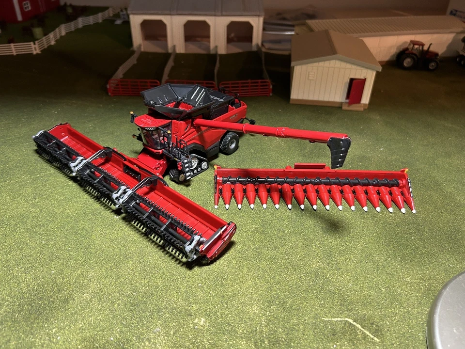 1/64 Ertl Case IH Axial-Flow AF11 2024 Farm Show Track Combine W/ Headers 44352 - Image 4 of 4