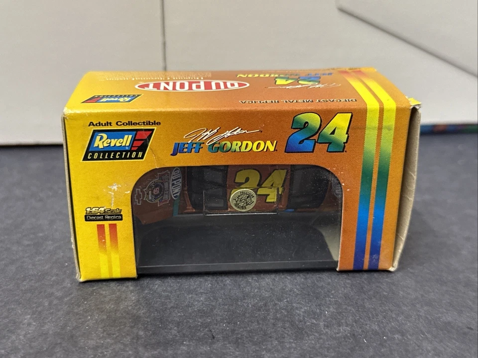 1998 Jeff Gordon #24 DuPont Chromalusion NASCAR Revell Diecast Novo em escala 1/64 - Imagem 2 de 4