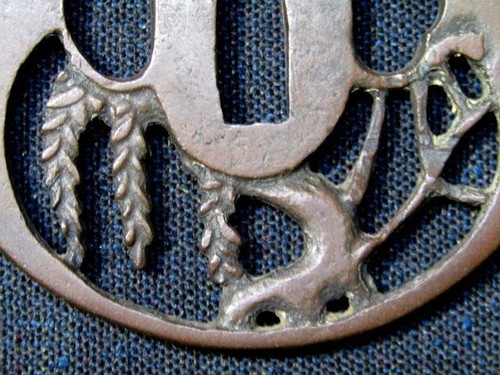 Japanese katana tsuba with wooden box – Traditional Samurai sword fitting - Picture 8 of 12