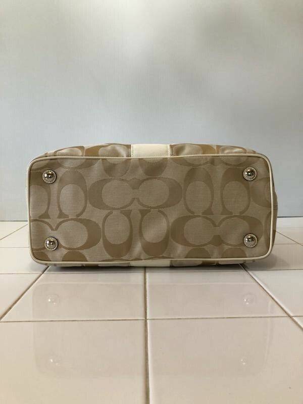 バッグ Coach Optic Signature Kisslock Pouch Coach Nora Kisslock Crossbody With Strawberry C8401 | eBay